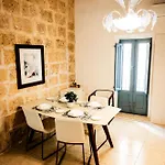 Hébergement de vacances Br3 - Historic Gem In *
